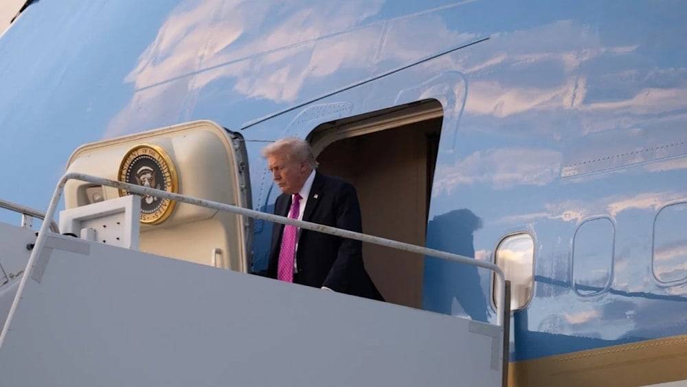 El presidente Donald Trump desciende del avión presidencial en el aeropuerto de West Palm Beach, Florida el 17 de octubre de 2025. (Foto: AFP)