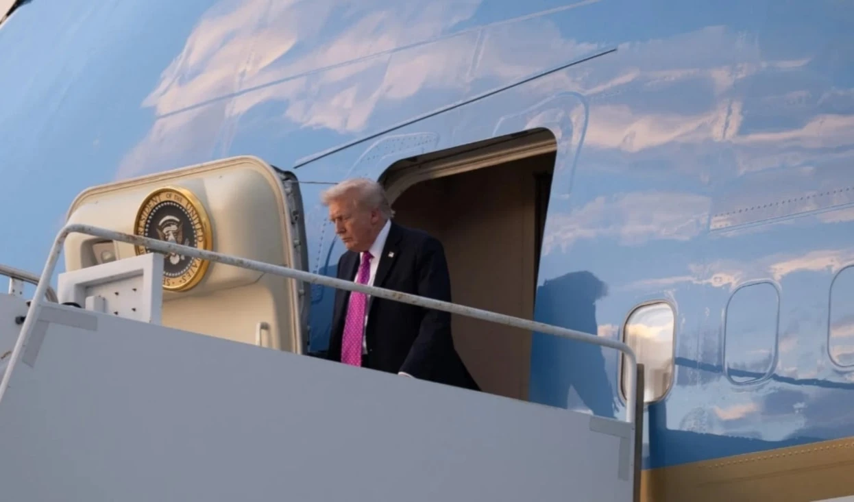 El presidente Donald Trump desciende del avión presidencial en el aeropuerto de West Palm Beach, Florida el 17 de octubre de 2025. (Foto: AFP)