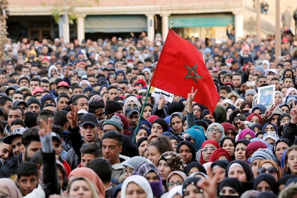 Ciudadanos se manifiestan en el centro de Casablanca para exigir mejor educación y sanidad en Marruecos. (Foto: Reuters)