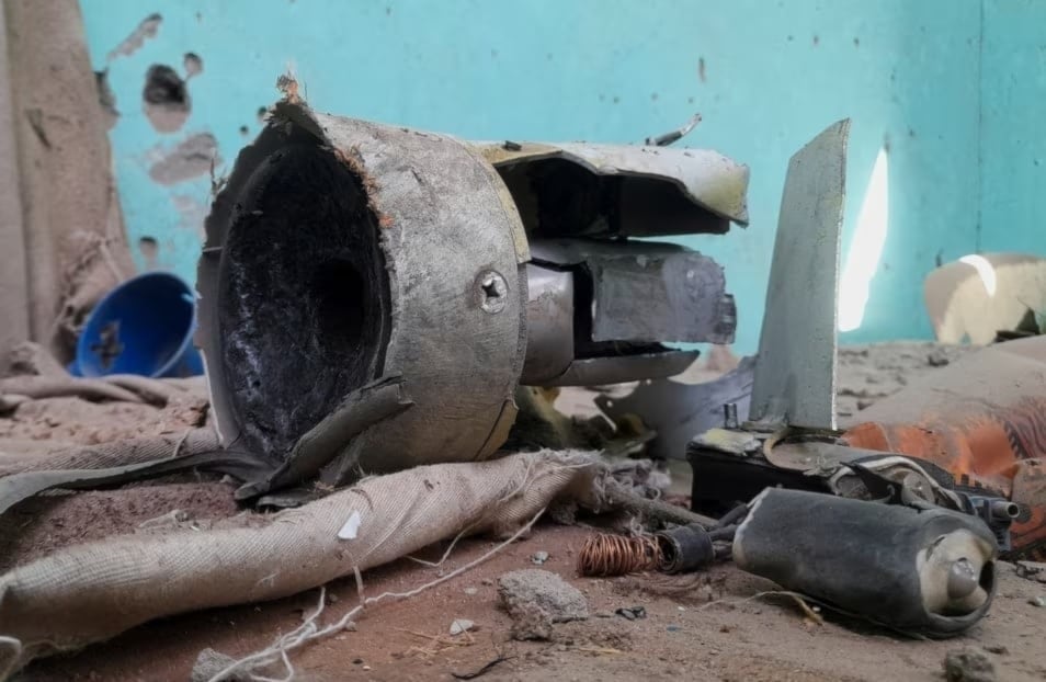 Restos de un proyectil que impactó un centro de refugiados en El Fasher, Sudán (Foto: Reuters)