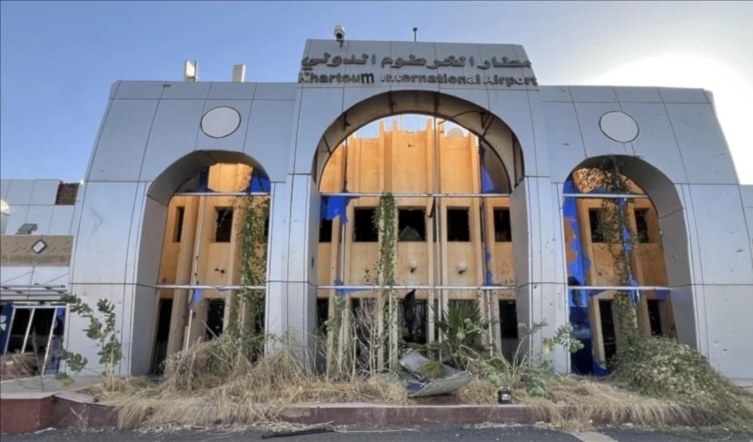 Testigos presenciales reportaron más de ocho explosiones dentro y cerca del aeropuerto. Testigos presenciales reportaron más de ocho explosiones dentro y cerca del aeropuerto.