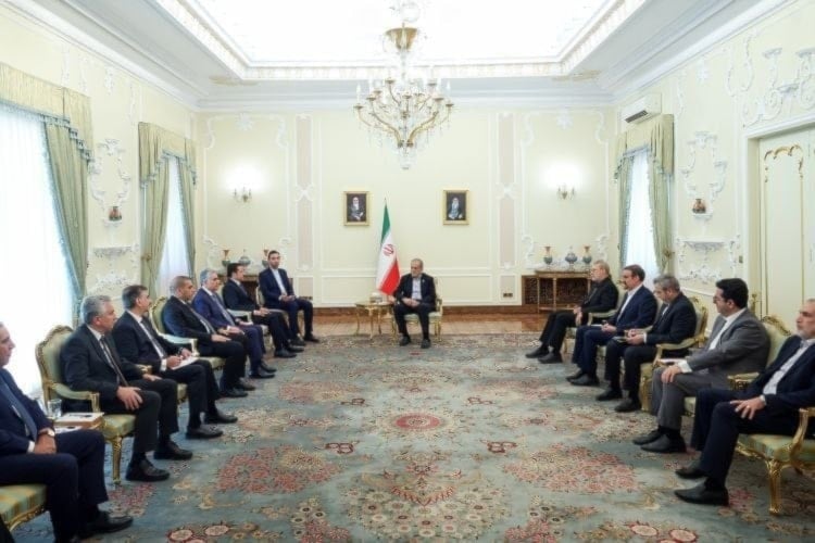Pezeshkian durante su reunión con Al-Araji y la delegación acompañante en Teherán   