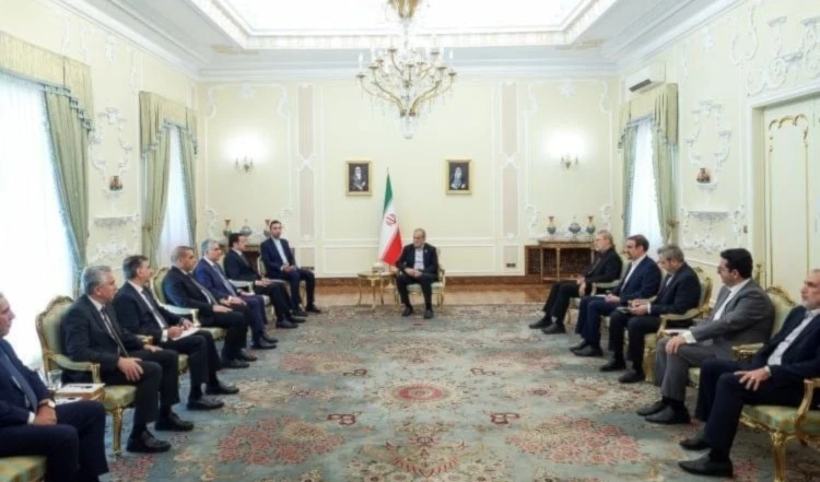 Pezeshkian durante su reunión con Al-Araji y la delegación acompañante en Teherán