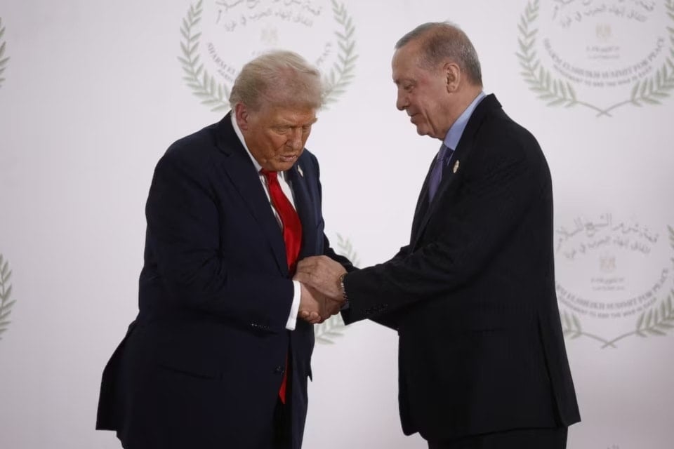 Donald Trump y RecepTayyip Erdogan durante la cumbre para poner fin a la guerra de Gaza, celebrada en Sharm el-Sheikh, Egipto, el 13 de octubre de 2025. (Foto: Reuters)