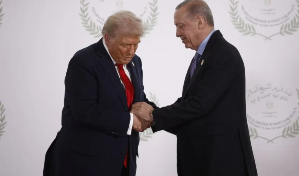 Donald Trump y RecepTayyip Erdogan durante la cumbre para poner fin a la guerra de Gaza, celebrada en Sharm el-Sheikh, Egipto, el 13 de octubre de 2025. (Foto: Reuters)