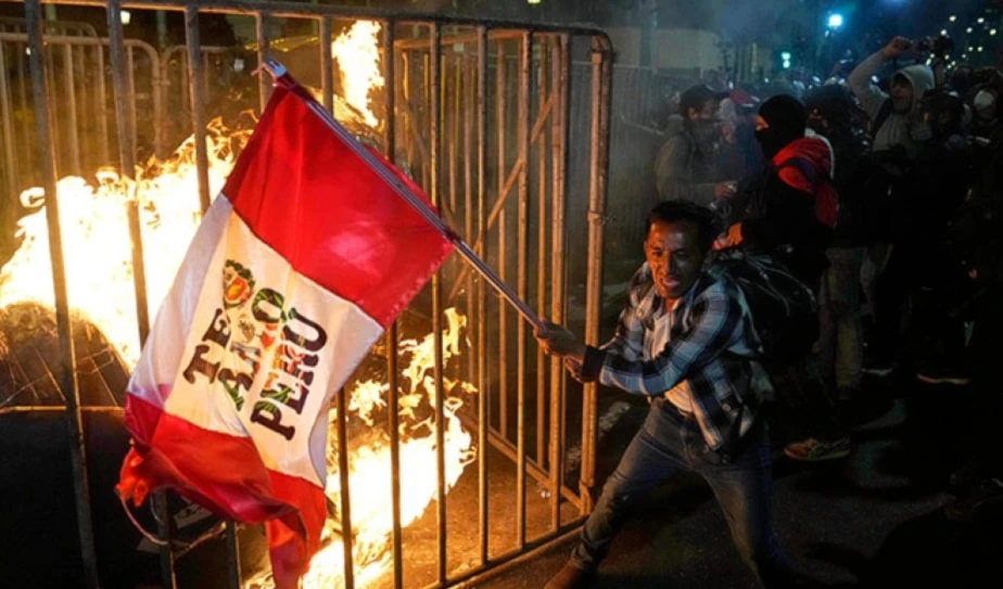 El estado de emergencia persigue también poner fin a los episodios de violencia registrados durante las recientes protestas en la capital peruana. El estado de emergencia persigue también poner fin a los episodios de violencia registrados durante las recientes protestas en la capital peruana.
