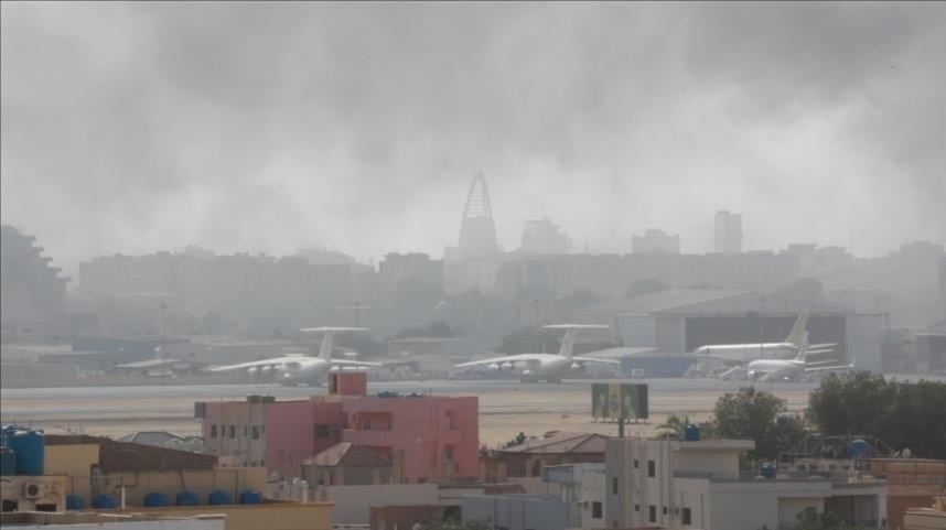 Columnas de humo se elevan en los alrededores del aeropuerto de Jartum, Sudán, tras el ataque de este jueves. 