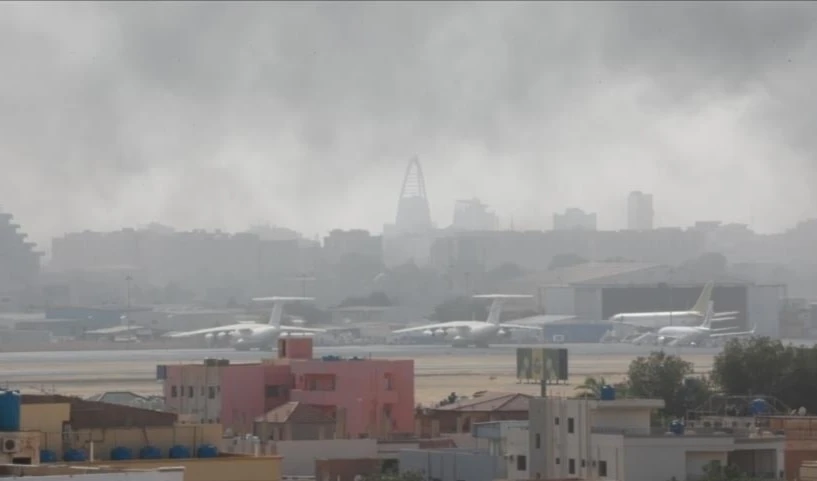 Columnas de humo se elevan en los alrededores del aeropuerto de Jartum, Sudán, tras el ataque de este jueves. Columnas de humo se elevan en los alrededores del aeropuerto de Jartum, Sudán, tras el ataque de este jueves.