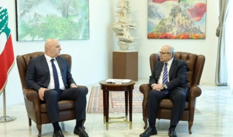 Reunión entre el presidente libanés, Joseph Aoun (izquierda), y el primer ministro, Nawaf Salam, antes de la sesión del gabinete.