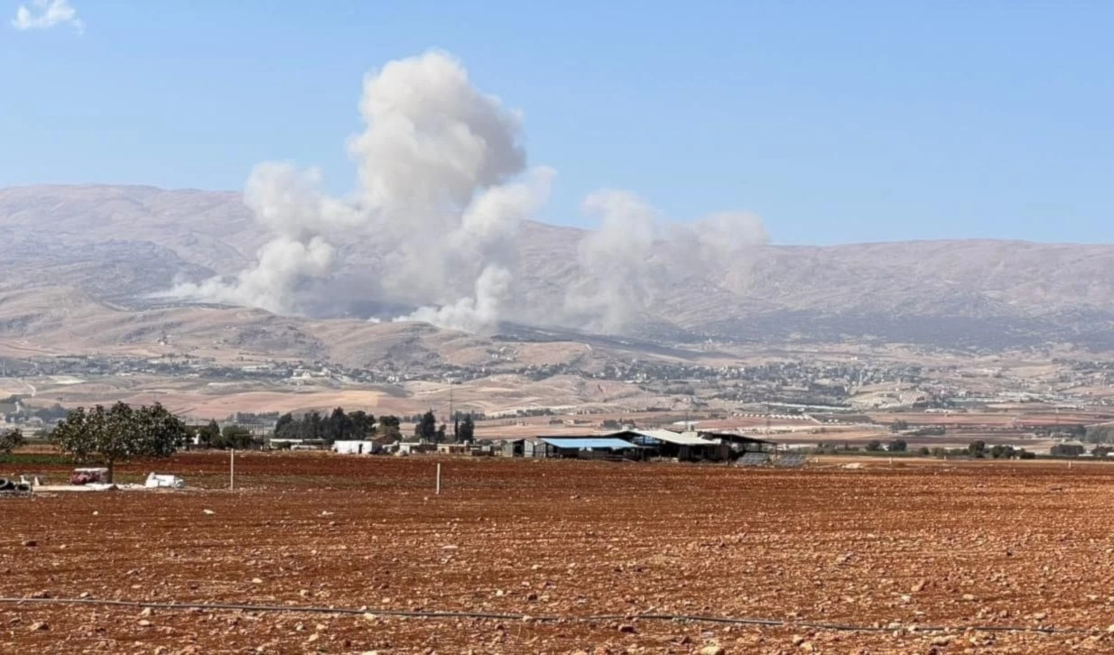 "Israel" bombardeó este jueves las zonas montañosas de la localidad de Shamstar, al oeste de Baalbek. "Israel" bombardeó este jueves las zonas montañosas de la localidad de Shamstar, al oeste de Baalbek.