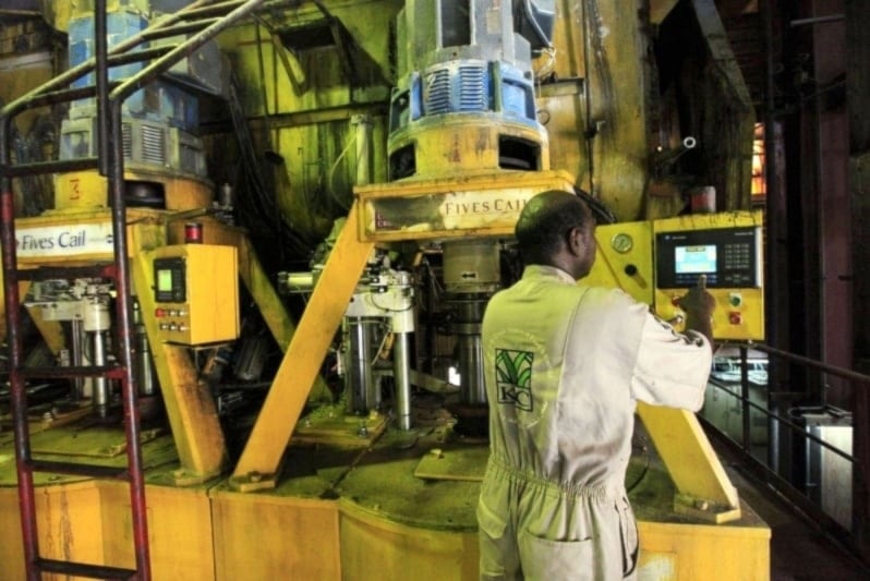Un trabajador dentro de una fábrica en Sudán