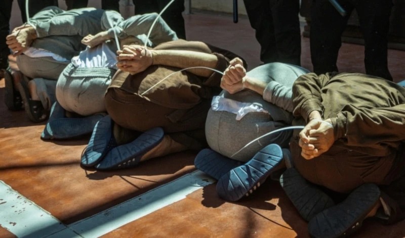 Condiciones de tortura que las autoridades le imponen a los prisioneros palestinos en la prisión israelí de Ofer. Condiciones de tortura que las autoridades le imponen a los prisioneros palestinos en la prisión israelí de Ofer.