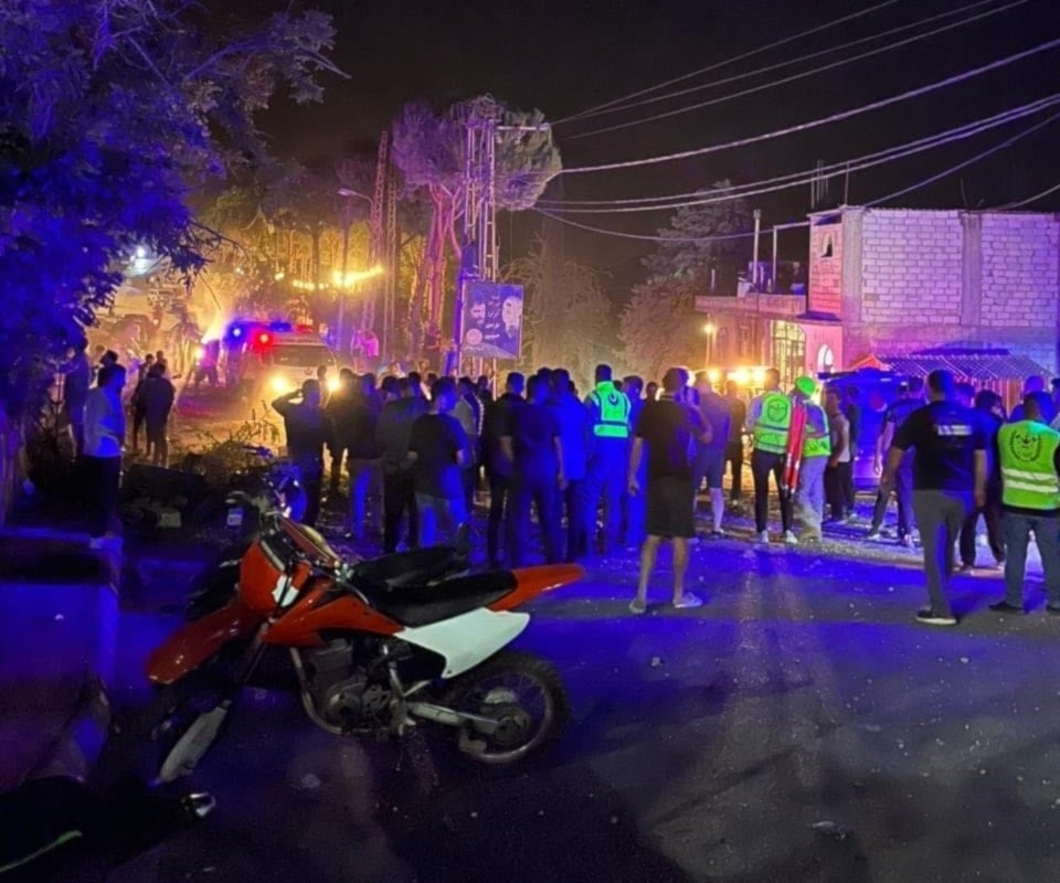 Residentes y paramédicos se reúnen en el lugar del ataque israelí en Arabsalim (Foto: Redes Sociales)
