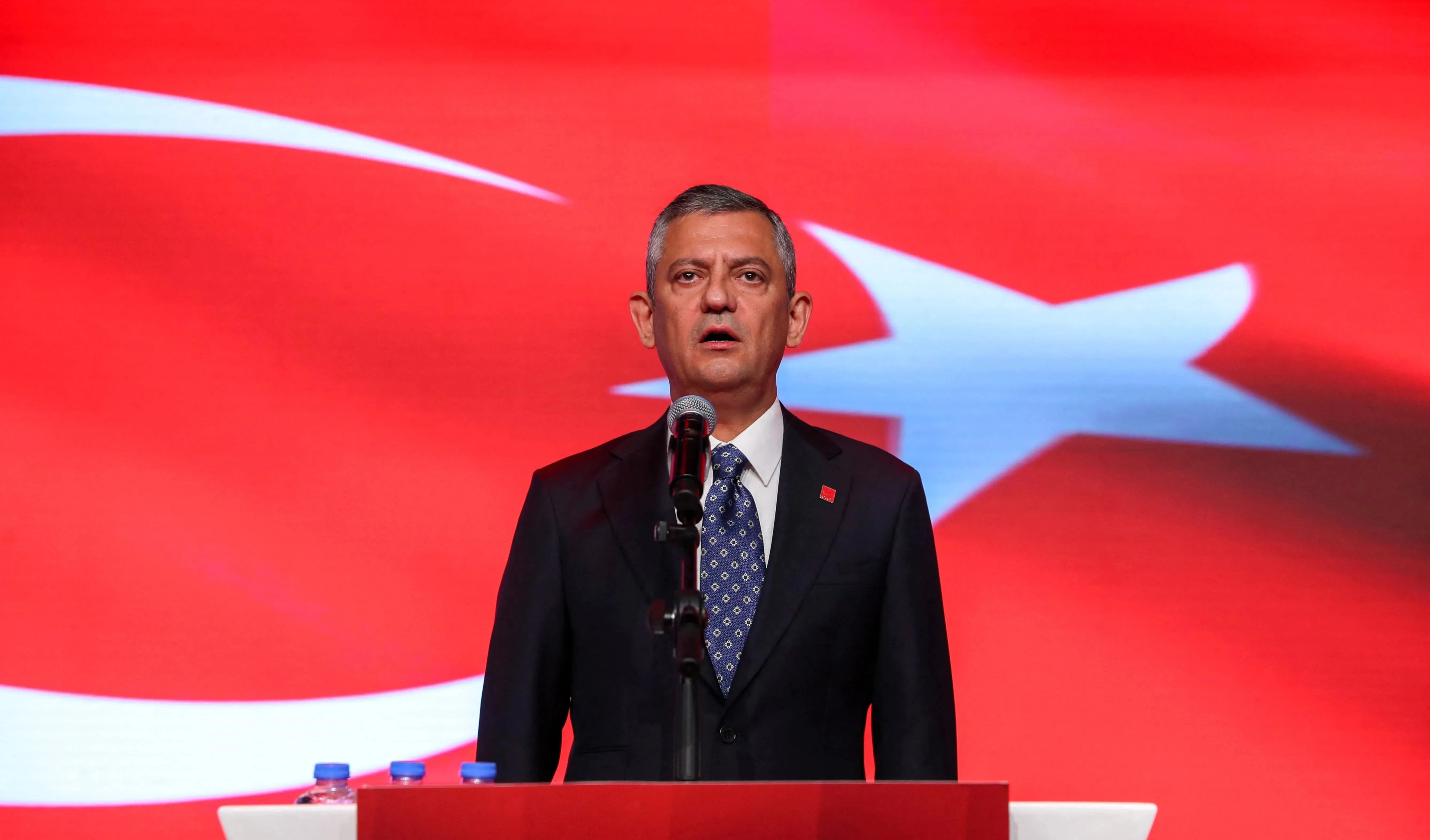El Partido Republicano del Pueblo, principal fuerza opositora, mantuvo la legitimidad de su líder Özgür Özel. El Partido Republicano del Pueblo, principal fuerza opositora, mantuvo la legitimidad de su líder Özgür Özel.