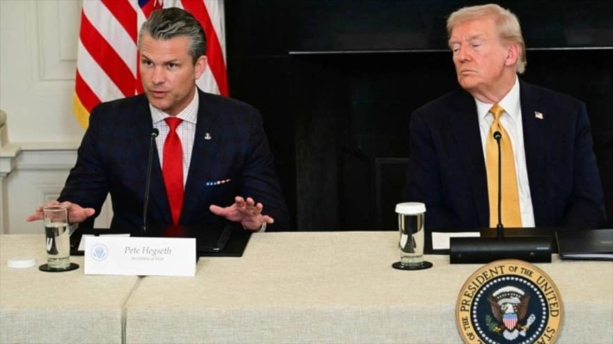 Donald Trump con su secretario de Defensa, Pete Hegseth, durante una conferencia de prensa en la Casa Blanca el 23 de octubre de 2025. (Foto: AFP)