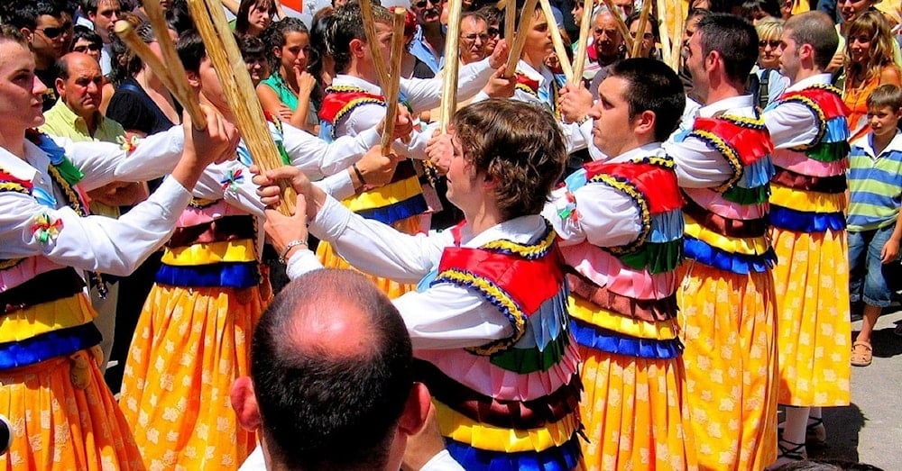 Santa María Magdalena inspira danza de los zancos en España