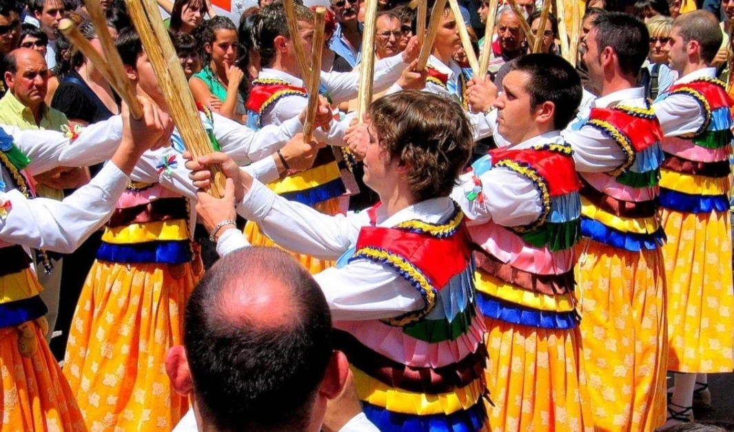Santa María Magdalena inspira danza de los zancos en España