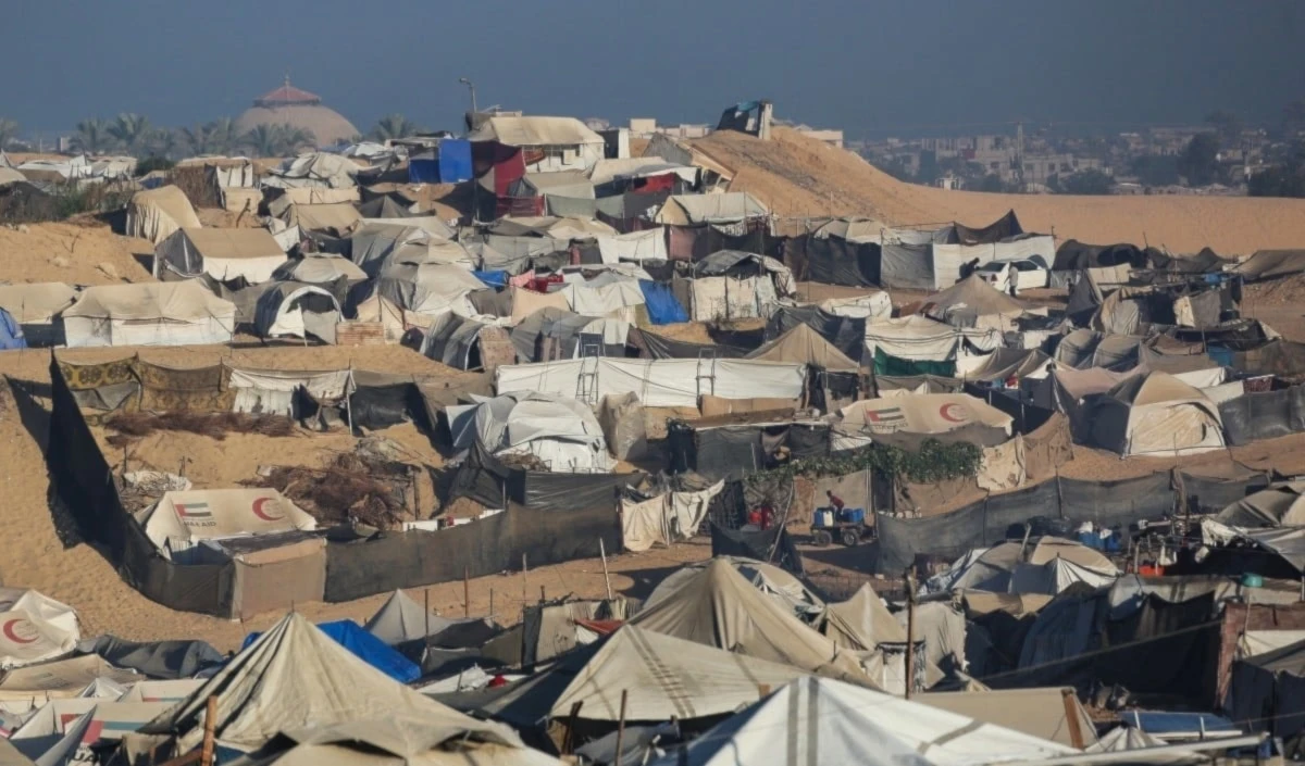 Tiendas de campaña temporales para los desplazados en la zona de Mawasi, en Khan Yunis, 25 de octubre de 2025. (Foto: AFP)