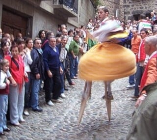 Santa María Magdalena inspira danza de los zancos en España