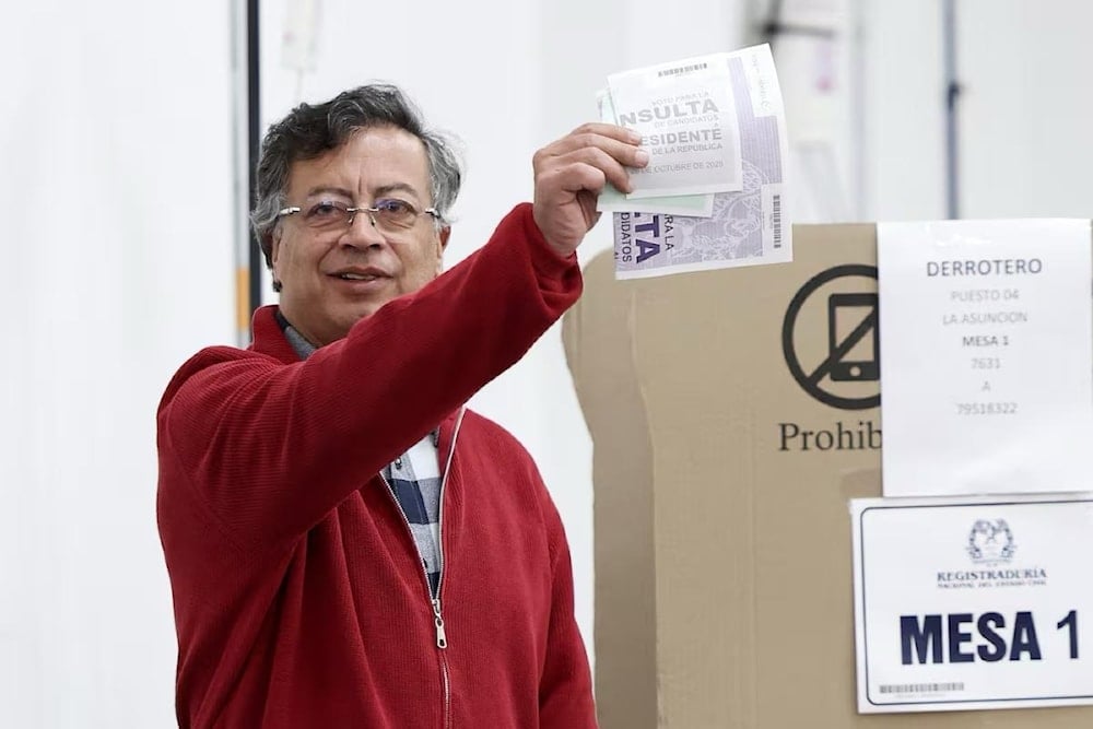 Gustavo Petro asiste a votar, en el sur de Bogotá, este domingo (Foto: Reuters)