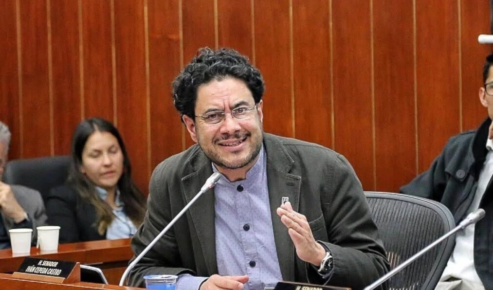 Cepeda invitó a las fuerzas políticas afines a construir un frente amplio capaz de asegurar la continuidad del proyecto progresista. Cepeda invitó a las fuerzas políticas afines a construir un frente amplio capaz de asegurar la continuidad del proyecto progresista.
