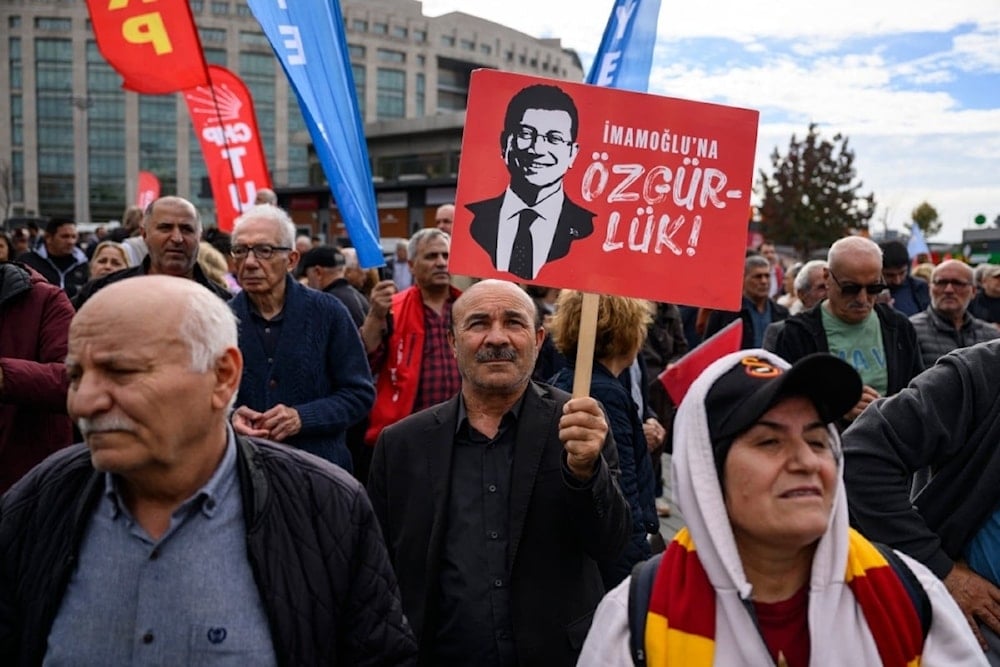 El caso de Ekrem İmamoğlu se enmarca en una amplia ofensiva judicial del gobierno turco contra figuras opositoras y medios independientes.