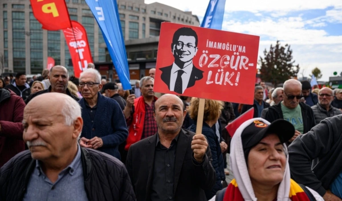 El caso de Ekrem İmamoğlu se enmarca en una amplia ofensiva judicial del gobierno turco contra figuras opositoras y medios independientes.