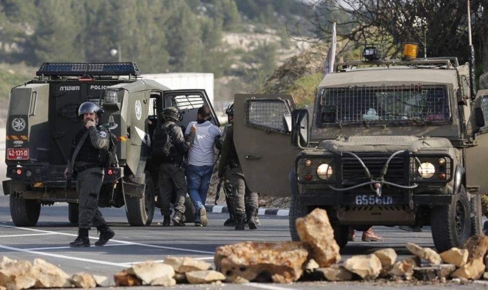 Fuerzas israelíes detuvieron a varios palestinos en Cisjordania.