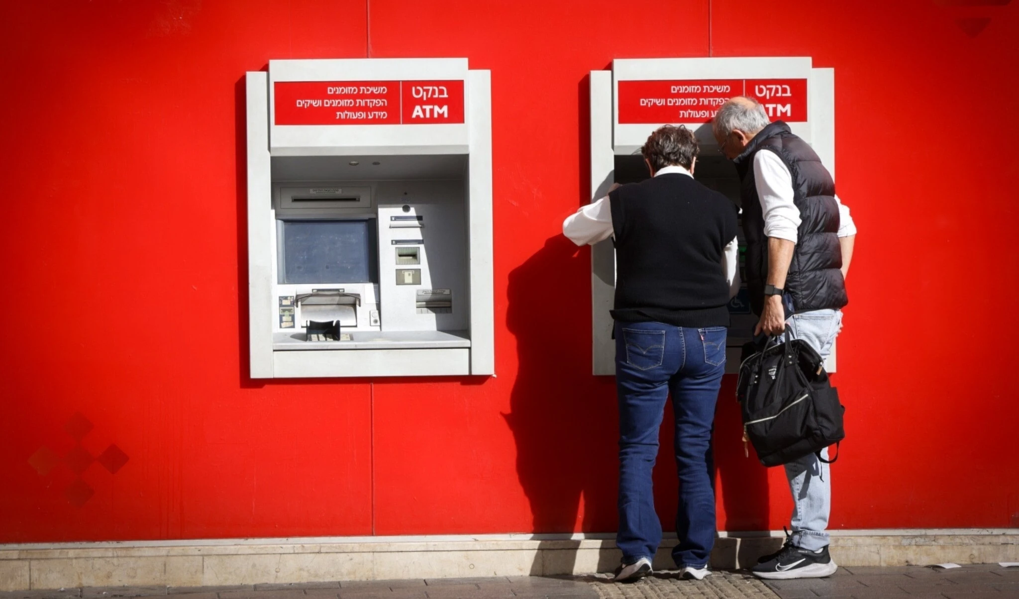 La economía israelí atraviesa su peor contracción desde 2009, con caídas en la inversión, aumento del desempleo y reducción del consumo interno.