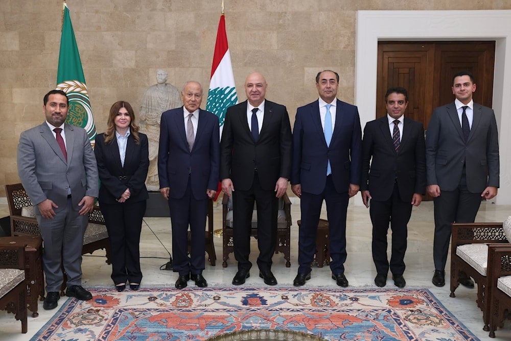 Presidente libanés, Joseph Aoun, se reúne con el secretario general de la Liga Árabe, Ahmed Aboul Gheit, en el Palacio Baabdat.