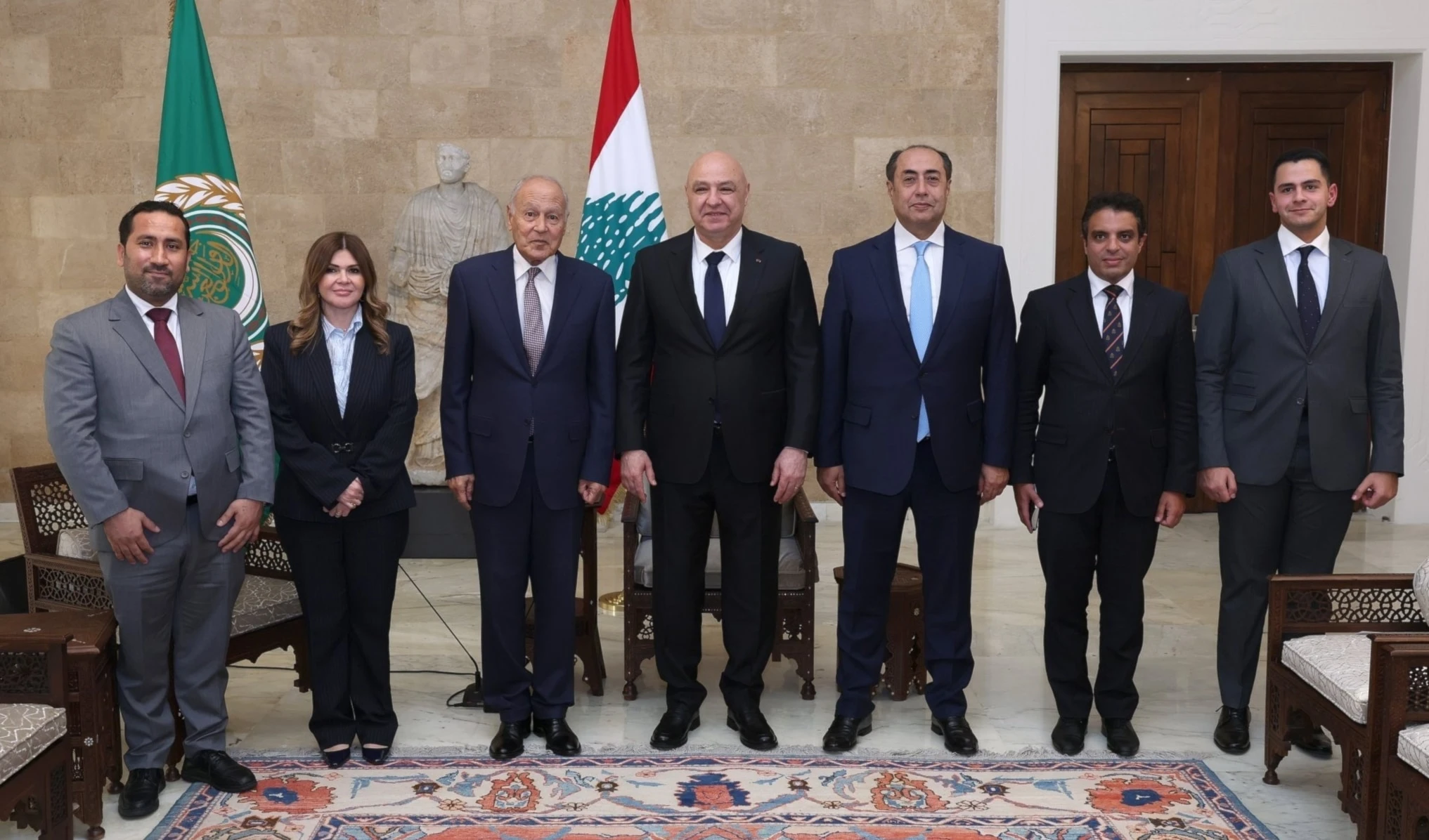 Presidente libanés, Joseph Aoun, se reúne con el secretario general de la Liga Árabe, Ahmed Aboul Gheit, en el Palacio Baabdat.
