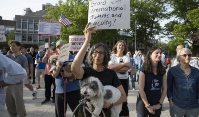 Las llegadas de estudiantes internacionales a EE.UU. cayeron un 19 por ciento en agosto.