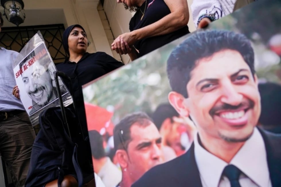 El activista Abdul-Hadi Al-Khawaja inició una huelga de hambre indefinida en Bahréin para denunciar su detención y exigir atención internacional.