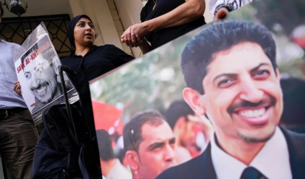 El activista Abdul-Hadi Al-Khawaja inició una huelga de hambre indefinida en Bahréin para denunciar su detención y exigir atención internacional.