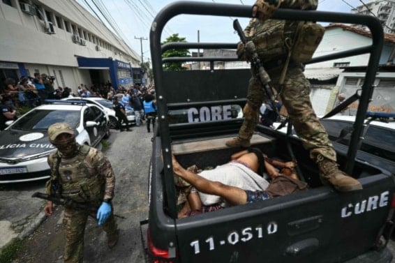 La policía transporta cuerpos a un hospital tras la operación. (Foto: AFP)