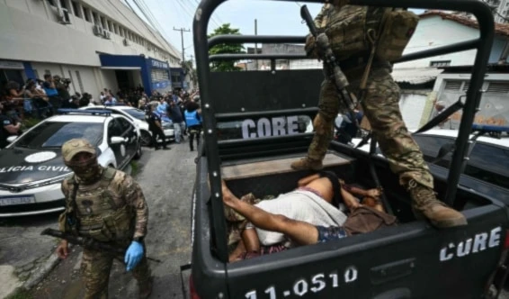 La policía transporta cuerpos a un hospital tras la operación. (Foto: AFP) La policía transporta cuerpos a un hospital tras la operación. (Foto: AFP)