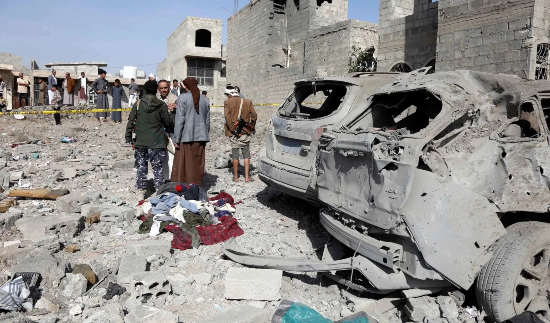 Secuelas del ataque aéreo de EE. UU. del 28 de abril de 2022 contra un complejo penitenciario en la provincia yemenita de Saada. Secuelas del ataque aéreo de EE. UU. del 28 de abril de 2022 contra un complejo penitenciario en la provincia yemenita de Saada.