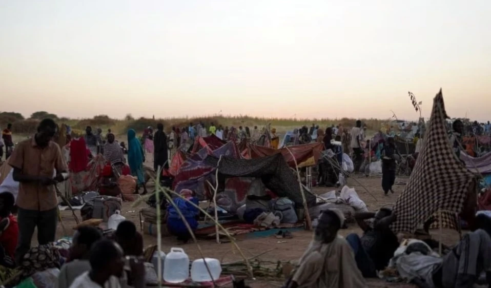 Miles huyen de El Fasher tras su caída ante las Fuerzas de Apoyo Rápido. Miles huyen de El Fasher tras su caída ante las Fuerzas de Apoyo Rápido.