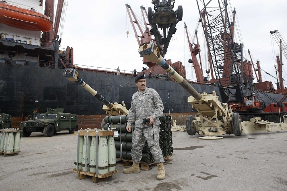 Un soldado estadounidense custodia un cargamento de armas estadounidenses en el puerto de Beirut. (Foto: AFP)