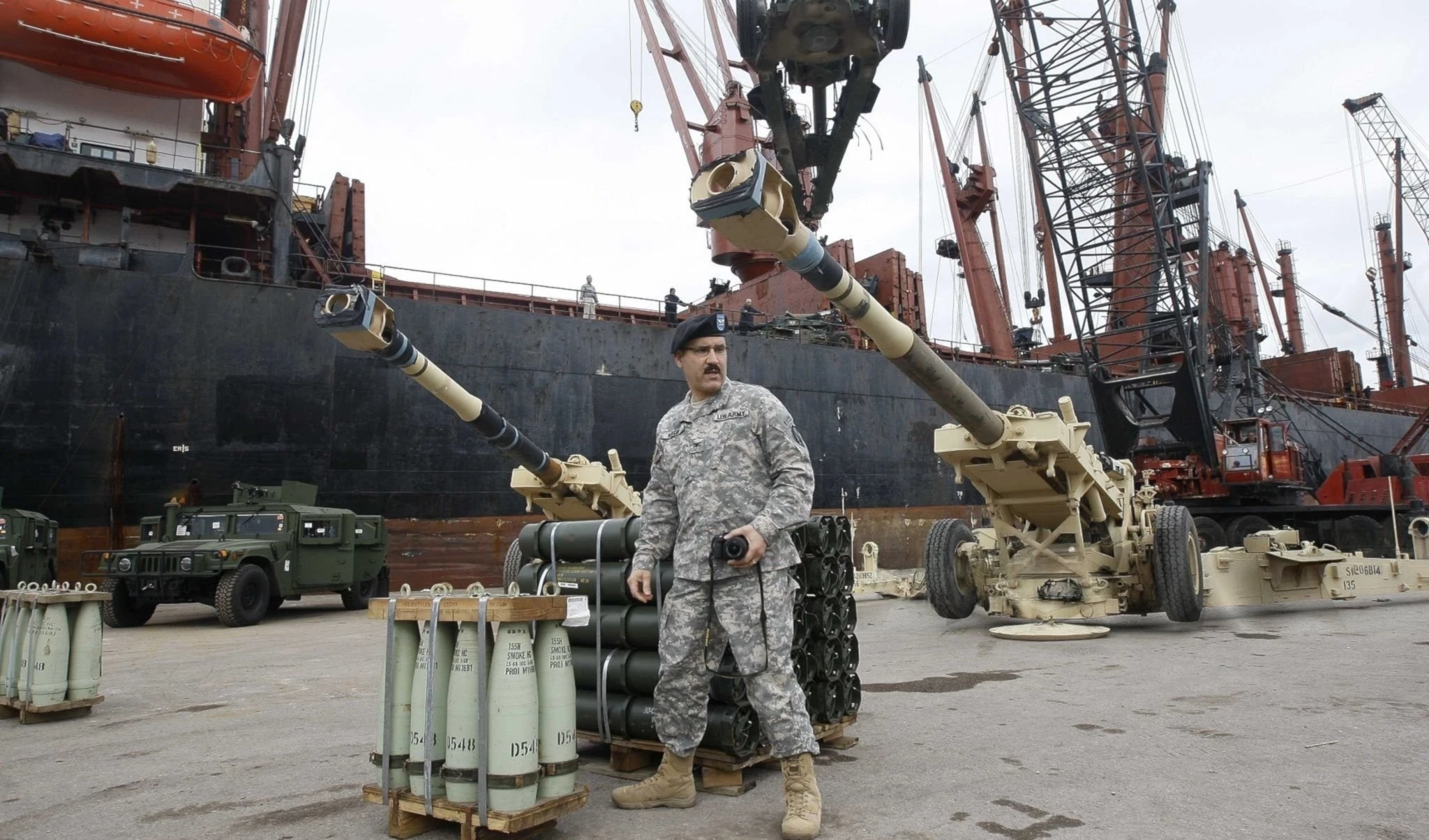 Un soldado estadounidense custodia un cargamento de armas estadounidenses en el puerto de Beirut. (Foto: AFP)