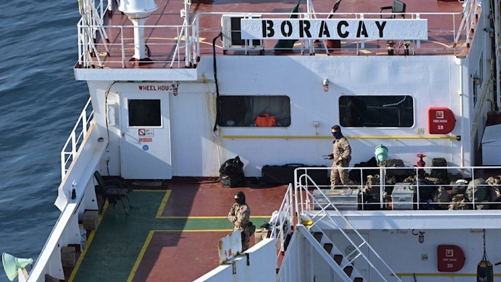 Soldados franceses a bordeo del petrolero Boracay de la flota furtiva rusa.  