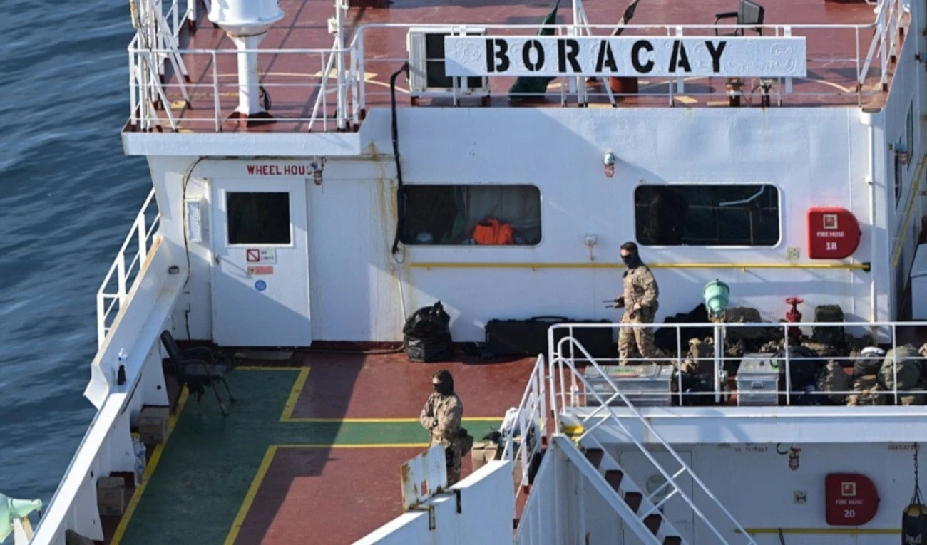 Soldados franceses a bordeo del petrolero Boracay de la flota furtiva rusa.