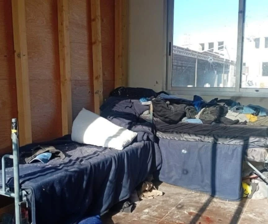 La habitación donde la ocupación israelí atacó a un ciudadano libanés en la ciudad de Blida, al sur del Líbano.