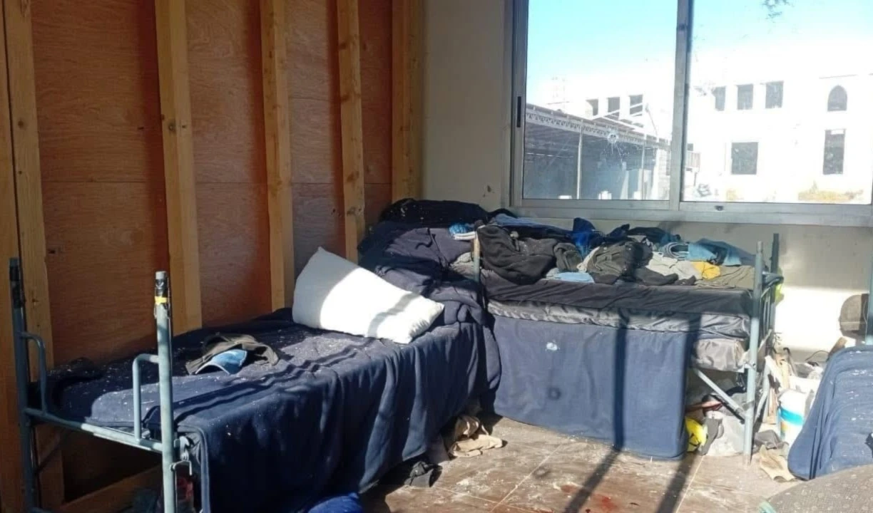 La habitación donde la ocupación israelí atacó a un ciudadano libanés en la ciudad de Blida, al sur del Líbano.