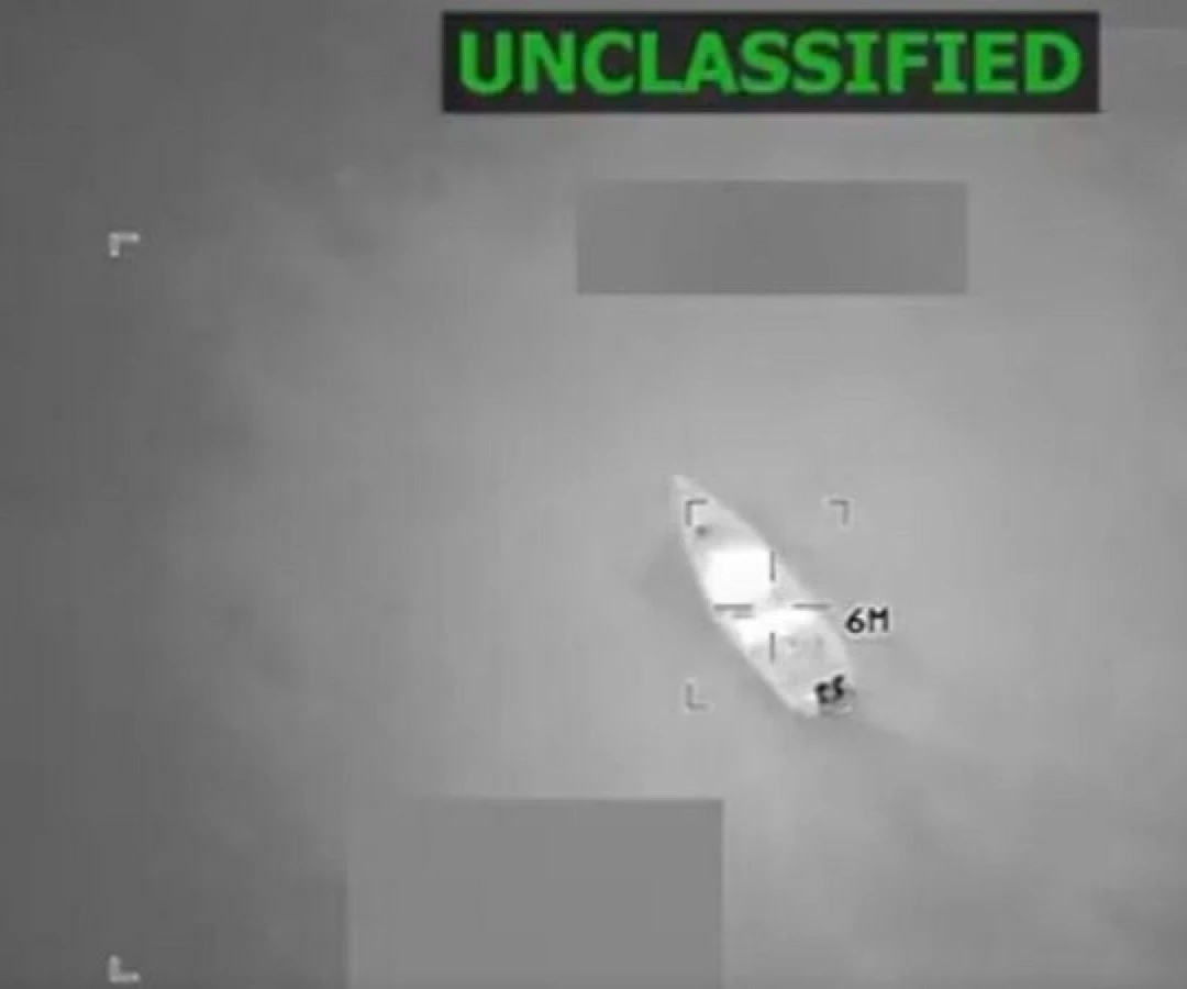 Imagen difundida por el Departamento de Guerra de EE.UU. del ataque a una supuesta narcolancha en el mar Caribe Imagen difundida por el Departamento de Guerra de EE.UU. del ataque a una supuesta narcolancha en el mar Caribe