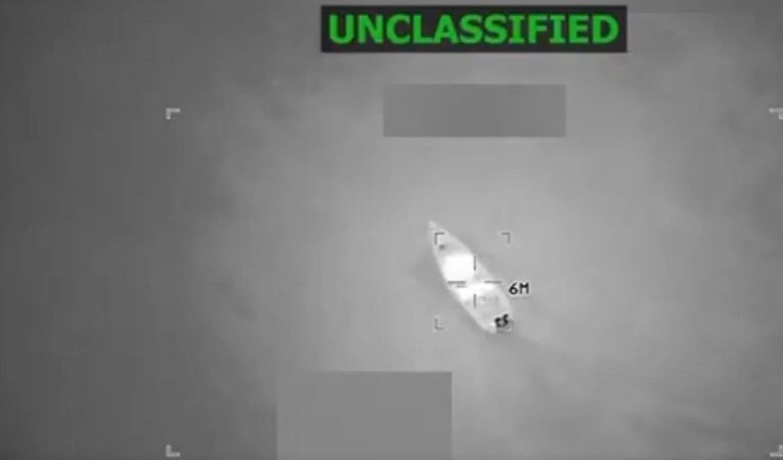 Imagen difundida por el Departamento de Guerra de EE.UU. del ataque a una supuesta narcolancha en el mar Caribe