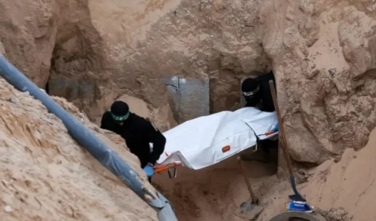 “Israel” recibe los cuerpos de dos prisioneros en Gaza “Israel” recibe los cuerpos de dos prisioneros en Gaza