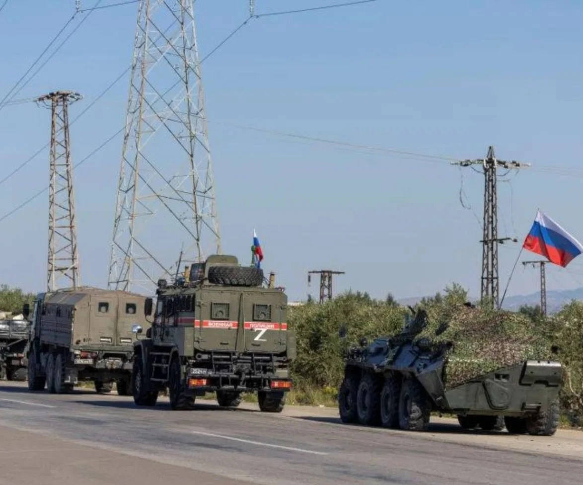 Analistas consideran que la presencia rusa se mantendrá, aunque en una escala menor, adaptada al nuevo equilibrio político y militar del país.