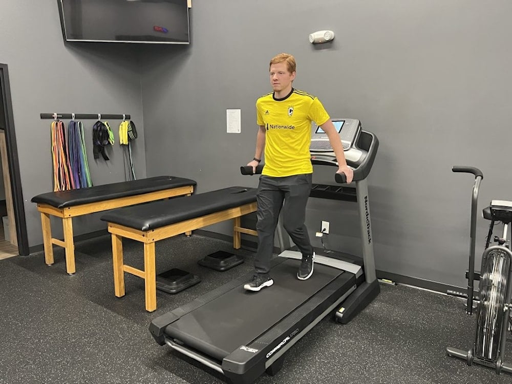 Caminar de espalda fortalece músculos y alivia el dolor