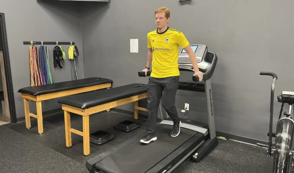 Caminar de espalda fortalece músculos y alivia el dolor